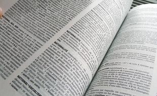Un dictionnaire.