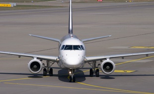 Un avion sur le tarmac. Illustration.