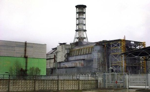 Le réacteur numéro 4 de la centrale de Tchernobyl, en Ukraine, 25 ans après la catastrophe nucléaire, le 10 avril 2011.