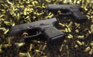 Deux pistolets Glock 26 lors présentés à un salon consacré aux armes à feu à Las Vegas, en 2011.
