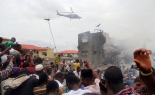 Un avion de ligne avec à son bord 153 personnes, dont six membres d'équipage, s'est écrasé dimanche sur un quartier populaire de la capitale économique nigériane Lagos, ne laissant quasiment aucun espoir de retrouver des survivants.