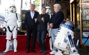 Les acteurs Harrison Ford et Mark Hamill, et le réalisateur George Lucas, entourés d'un Stormtrooper et de R2D2