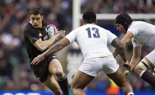 Carter, 94 sélections avec les All Blacks, s'est blessé vendredi en Super 15, le championnat des provinces de l'hémisphère sud avec sa province de Canterbury, et une radio a montré une fêlure à la main droite.