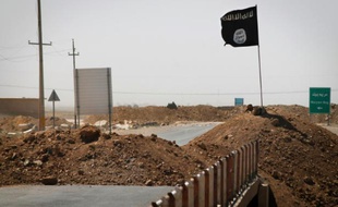 Un drapeau du groupe Etat islamique flotte le 11 septembre 2014 à Rashad, en Irak