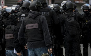 Des hommes du Raid lors de l'assaut à Saint-Denis le 18 novembre 2015