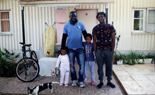 Des réfugiés soudanais sur la base militaire britannique de Dhekelia à Chypre le 25 novembre 2015