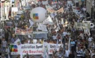 Le débat sur le service minimum dans les transports, ouvert depuis mardi au Sénat, s'est brusquement élargi mercredi, une éventuelle extension à l'Education nationale évoquée la veille par François Fillon provoquant colère syndicale et volonté d'apaisement du gouvernement.