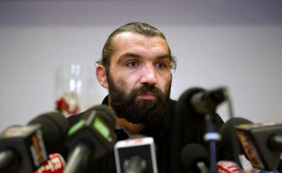 Sébastien Chabal, le rugbyman le plus célèbre de France, a expliqué vendredi "la fin de l'aventure mais aussi du long supplice" avec le Racing-Métro, après l'annonce de son départ avec effet immédiat du club francilien, sur fond de conflit avec le directeur sportif du club Pierre Berbizier.