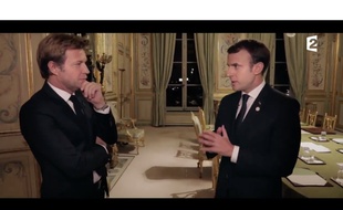 Capture d'écran de l'émission «19h, le dimanche», diffusée sur France 2 le 17 décembre 2017 avec pour invité spécial le président de la République Emmanuel Macron.