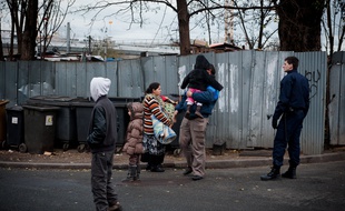 La Courneuve le 06 decembre 2011. Camp de roms. Intervention des forces de l'ordre et recencement de la population sur le camp et notification des OQTF Orde de quitter le territoire francais aux etrangers en situation irreguliere.