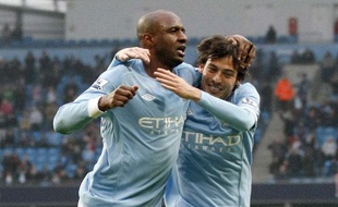 Le joueur français Patrick Vieira (à g.), lors de son doublé inscrit avec Manchester City, face à Notts County en Coupe d'Angleterre, le 20 février 2011.