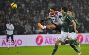 Memphis Depay, ici lors de sa belle tentative de lob claquée par Stéphane Ruffier, dimanche dans le Chaudron.