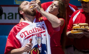 Joey Chestnut dans ce qu'il sait faire de mieux, dévorer des hot-dogs, ici le le lundi 4 juillet à New York.