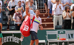 Paul-Henri Mathieu salue une dernière fois le public de Rolland-Garros.