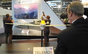 Trois constructeurs aéronautiques européens, Dassault Aviation, EADS et Finmeccanica, ont demandé dimanche à leurs gouvernements de lancer un programme de drone de surveillance pour rattraper d'ici 2020 leurs concurrents israéliens et américains.