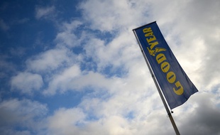 Un drapeau portant la marque du fabriquant américain de pneus Goodyear.