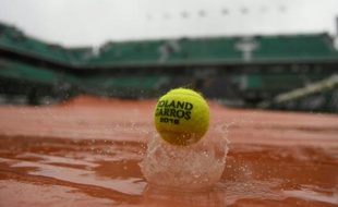 Une balle de tennis sur une bâche inondée à Roland-Garros, le 31 mai 2016
