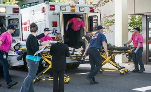 Un blessé est enmené dans un centre médical à Roseburg, le 1er octobre 2015 après une fusillade dans une université de l'Etat américain de l'Oregon qui a fait une dizaine de morts