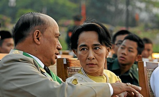 Aung San Suu Kyi, lors des cérémonies de l'armée, mercredi.