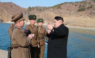 Photo non datée publiée par l'agence officielle nord-coréenne KCNA le 12 mars 2015 montrant le dirigeant nord-coréen Kim Jong-Un (d) en inspection dans la province de Kangwon