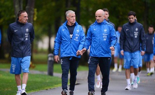 Didier Deschamps en grande discussion avec son adjoint Guy Stéphan, le 8 octobre 2010 à Clairefontaine (Paris).