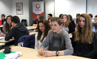 Des élèves du collège Bourgchevreuil à Cesson-Sévigné ont eu cours dans les locaux d'Harmonie Mutuelle à Rennes.