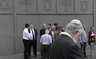 Des hommes devant la synagogue de Sarcelles le 21 juillet 2014