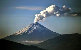 Le volcan Cotopaxi, lâche des cendres le 26 octobre 2015 à Quito