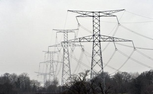 Trois communes de la Manche ont saisi le tribunal administratif de Caen pour contester le permis de construire de la ligne à très haute tension (THT), en lien avec le réacteur nucléaire EPR en construction à Flamanville, a-t-on appris vendredi auprès de la juridiction.