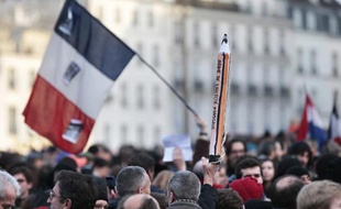 Drapeau tricolore et crayon géant brandis lors de la marche républicaine le 11 janvier 2015 à Paris