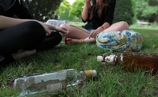 Jeunes consommant de l'alcool sur la voie publique, illustration.