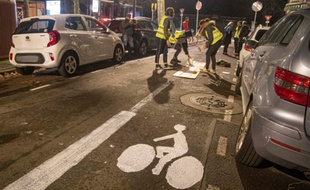 Des activistes d'ANV-Cop 21 ont tracé une piste cyclable dans la nuit du 10 au 11 janvier 2020 à Toulouse.