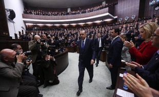 Le gouvernement turc va déposer mercredi au Parlement un projet de loi de réforme judiciaire qui prévoit la suppression des tribunaux spéciaux qui ont condamné ces dernières années des centaines d'officiers, a indiqué le vice-Premier ministre Besir Atalay.