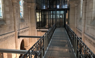 Des salles de travail sont aménagées dans les étages de la chapelle.