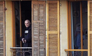 Jean Gabro, un maçon de 56 ans au chômage, apparait à la fenêtre de son appartement le 26 avril 2012 à Marseille lors de la reconstitution de l'homicide d'un mineur de 15 ans, Antoine, le 03 mai 2011 au cours d'une tentative de cambriolage