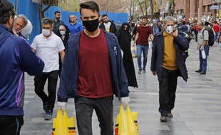 Des Iraniens dans les rues de Téhéran, en Iran, le 18 mars 2020.