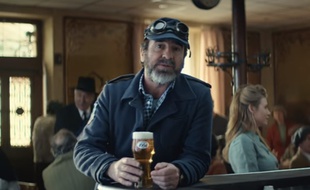 Dans une nouvelle publicité pour Kronenbourg, Eric Cantona est mis en scène en Alsace. Cette fois, en sauveteur accompagné de deux fidèles chiens, des «Alsace-tians».