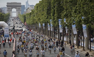 Paris le 16 juin 2013. Avenue des Champs Elysees. Seconde edition des 24h du Velib. Velo. Foule. Arc de triomphe. Forces de l'ordre. Police.