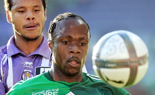 Albin Ebondo, sous le maillot de Saint-Etienne, face au TFC de Daniel Braaten, le 11 septembre 2010 au Stadium de Toulouse.