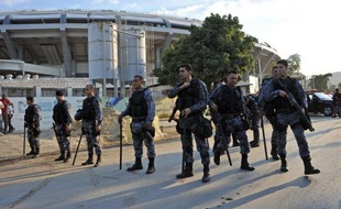 La police a dispersé avec des bombes lacymogènes et des balles en caoutchouc quelque 3.000 manifestants qui tentaient de s'approcher du stade Maracana pour protester contre les dépenses colossales de l'organisation du Mondial au Brésil, juste avant le premier match de la Coupe des Confédérations à Rio, entre l'Italie et le Mexique