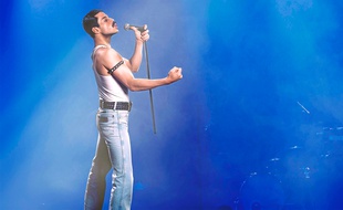Rami Malek dans le rôle de Freddie Mercury, dans Bohemian Rhapsody
