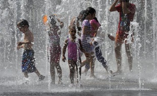 Les trois dernières vagues de chaleur, observées en 2010, 2011 et 2012 en France, ont été "d'intensité modérée" et ont entraîné relativement peu de décès par rapport aux canicules de 2003 et 2006, selon une étude publiée mardi.