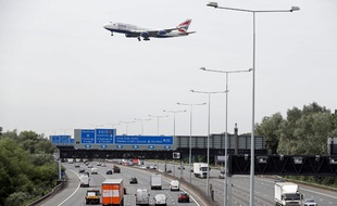 Un avion se prépare à atterrir sur l'aéroport londonnien d'Heathrow (image d'illustration).