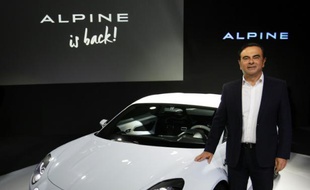 Le PDG de Renault, Carlos Ghosn présente le prototype Alpine Vision, le 16 février 2016 à Monaco