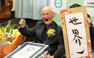Chitetsu Watanabe est «premier du monde», dit une pancarte à côté du doyen de l'humanité, âgé de 112 ans. Il a reçu officiellement son titre Guinness le 12 février 2020.