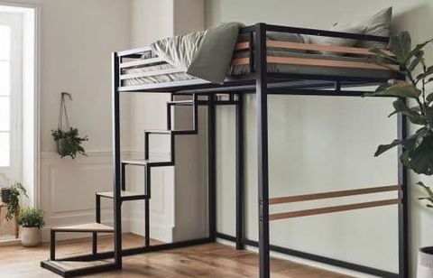 Chambre trop étroite ? Ce lit mezzanine 2 places en acier est à -30 % chez Alinéa aujourd’hui