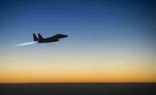 Un F15 américain survole le nord de l'Irak au petit matin, le 23 septembre 2014.
AFP PHOTO / US Air Force / Senior Airman Matthew Bruch (Released) == RESTRICTED TO EDITORIAL USE / MANDATORY CREDIT: "AFP PHOTO / US Air Forces Central Command via DVIDS / Senior Airman Matthew Bruch" / NO SALES / NO MARKETING / NO ADVERTISING CAMPAIGNS / DISTRIBUTED AS A SERVICE TO CLIENTS ==