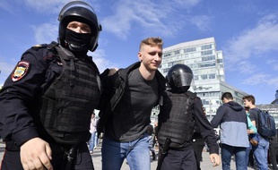 Les forces de police russes arrêtent un manifestant lors d'une manifestation non autorisée de l'opposition pour des élections municipales démocratiques en septembre, à Moscou, le 3 août 2019.