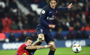 Edinson Cavani avant de marquer son 100e but contre Angers