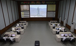 Après un long silence trahissant son embarras, la Chine s'est abstenue vendredi de condamner le tir d'une fusée par son allié nord-coréen, indiquant même ne pas avoir été prévenue de ce lancement vivement dénoncé par la communauté internationale.